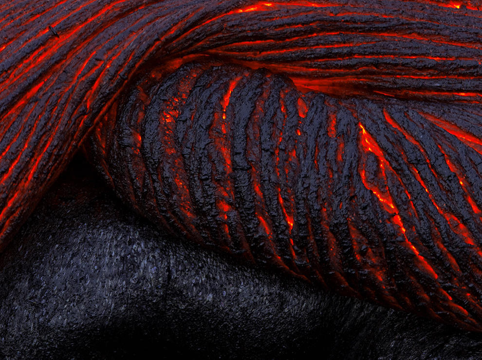 lave rouge contraste noir lors du refroidissement